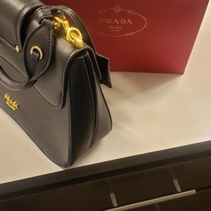 PRADA TOTE IN NERO